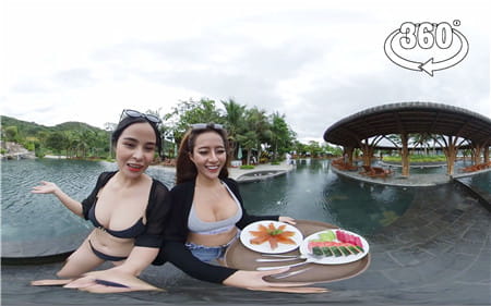 360°全景VR视频：两个可爱的女朋友在沙滩上玩耍VR 泳衣美女游泳比基尼美女 高清4K 0718-09